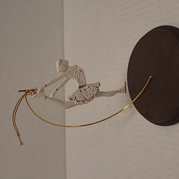 Vintage Wedgwood White Jasper Figure Skater Christmas Ornament in Original Box - Picture 10 of 16